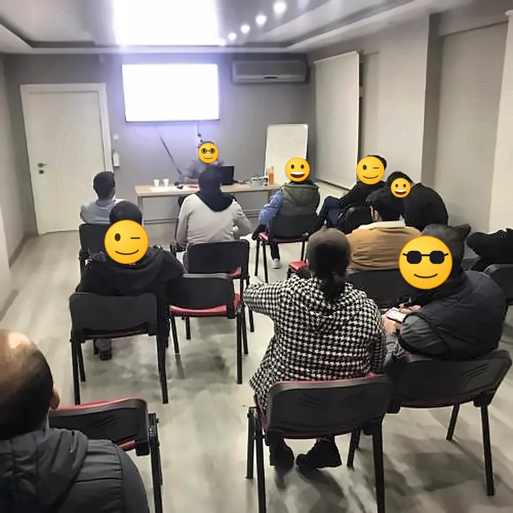 Projeksiyonlu derslikte ders anlatımı